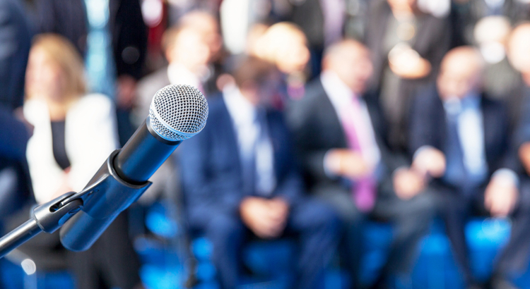 Tagung Kongress Mikro vor Publikum iStock Mihajlo Maricic.jpg